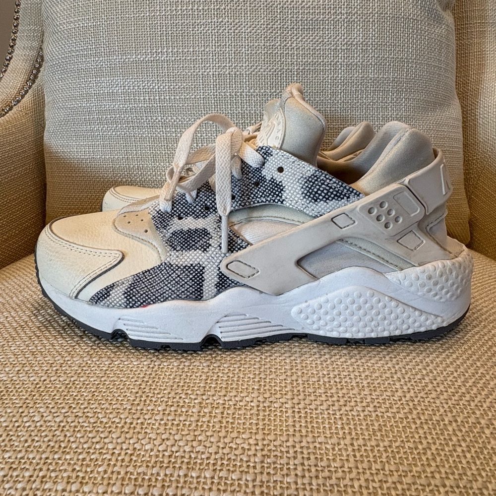 Nike Air Huarache Sneakers Run Premium 'Phantom'
Women’s Size 9.5